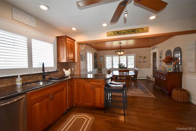 55 Willow Lane, Lindenhurst, NY 11757