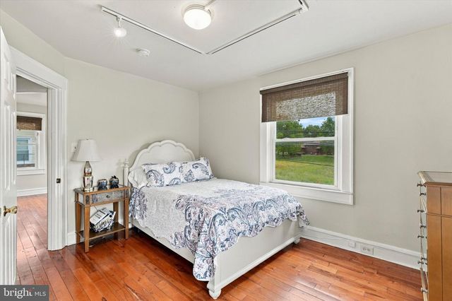10 W TOWNSHIP LINE RD, Norristown, PA 19401