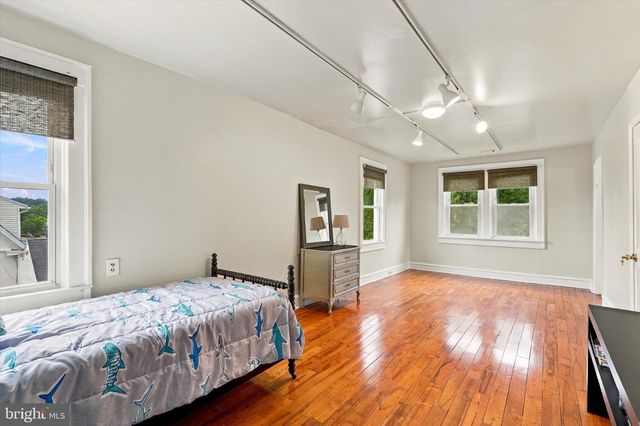10 W TOWNSHIP LINE RD, Norristown, PA 19401