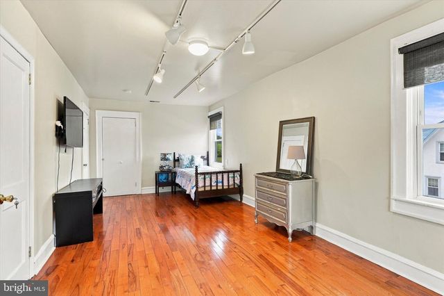 10 W TOWNSHIP LINE RD, Norristown, PA 19401