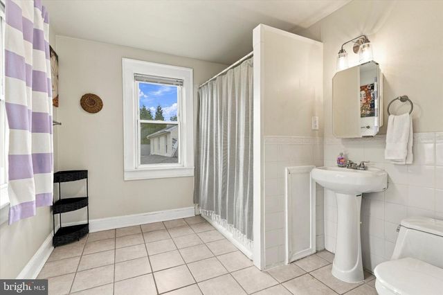 10 W TOWNSHIP LINE RD, Norristown, PA 19401