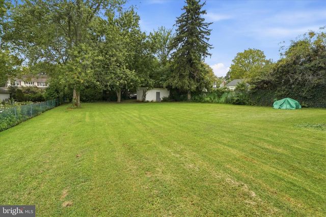 10 W TOWNSHIP LINE RD, Norristown, PA 19401