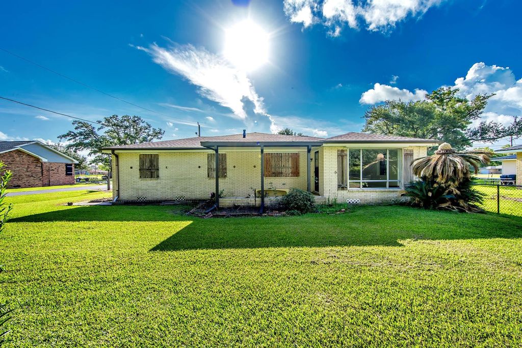 102 E 42nd St, Cut Off, LA 70345