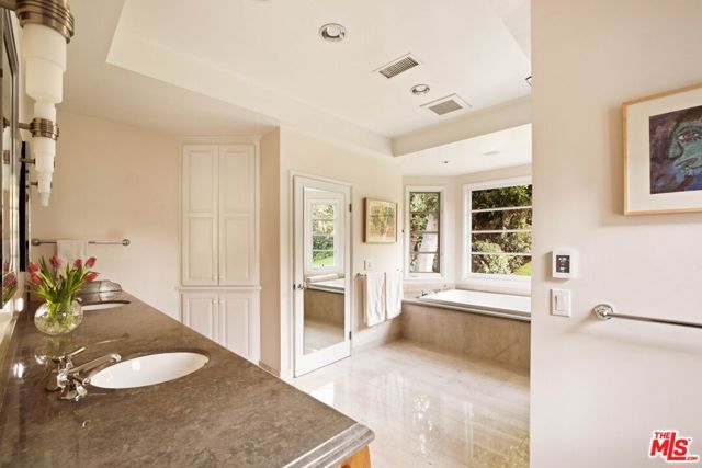 1240 N Wetherly Drive, Los Angeles, CA 90069