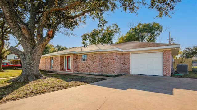 3416 Walnut Drive, Bay City, TX 77414