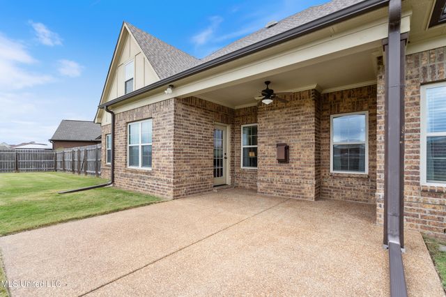 6825 W Hawks Crossing Drive, Olive Branch, MS 38654