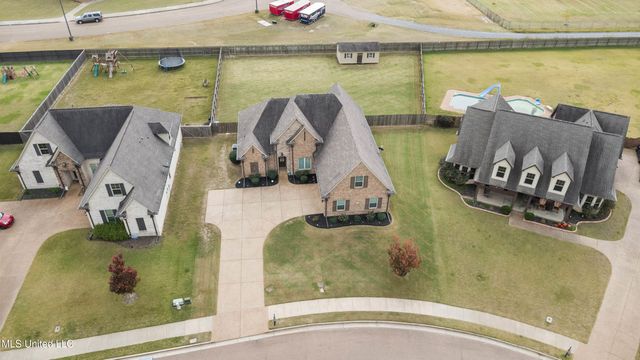 6825 W Hawks Crossing Drive, Olive Branch, MS 38654