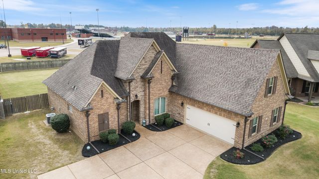 6825 W Hawks Crossing Drive, Olive Branch, MS 38654