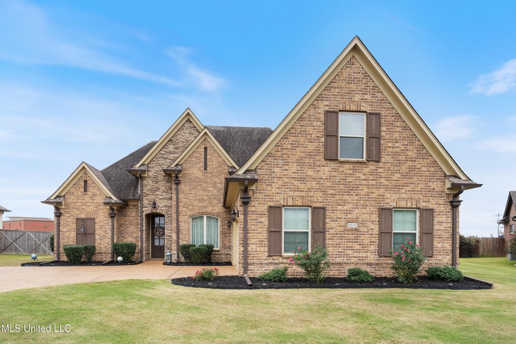 6825 W Hawks Crossing Drive, Olive Branch, MS 38654