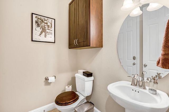 3255 Roberts Avenue, Clovis, CA 93619