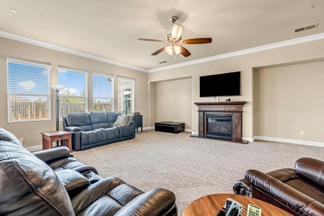 3255 Roberts Avenue, Clovis, CA 93619