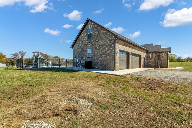 1645 Oak Grove Rd, Decherd, TN 37324