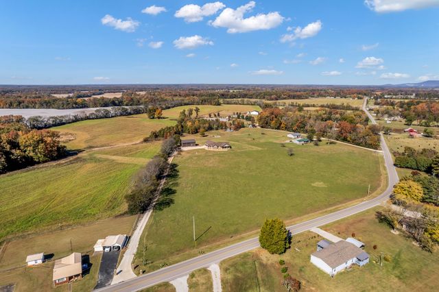 1645 Oak Grove Rd, Decherd, TN 37324