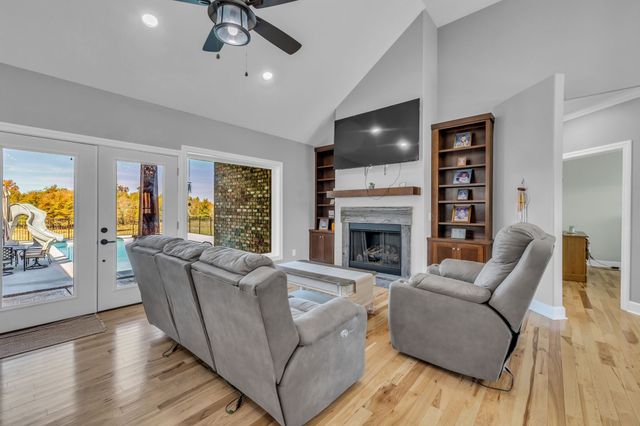 1645 Oak Grove Rd, Decherd, TN 37324