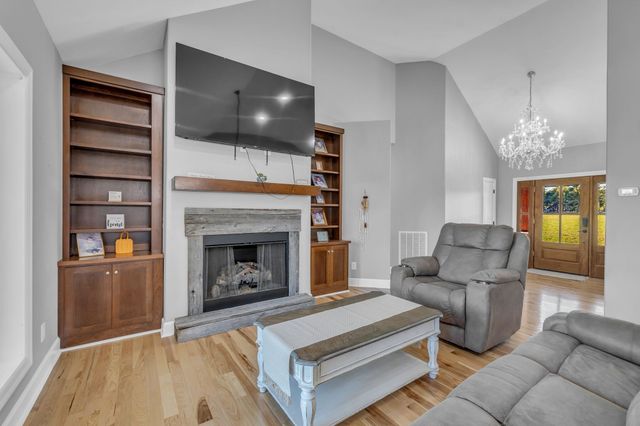 1645 Oak Grove Rd, Decherd, TN 37324