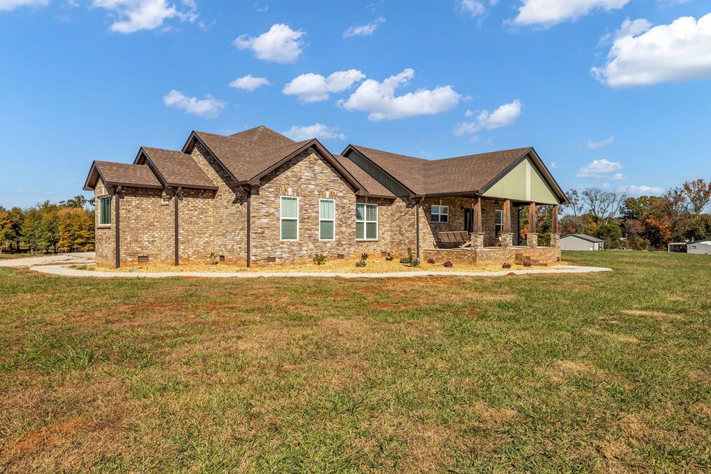 1645 Oak Grove Rd, Decherd, TN 37324