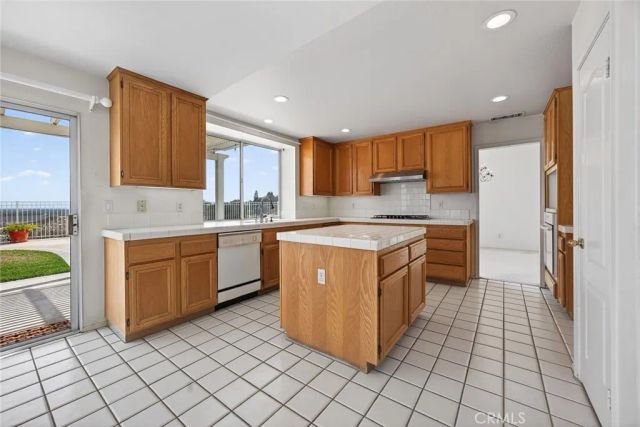 4311 San Viscaya Circle, Corona, CA 92882