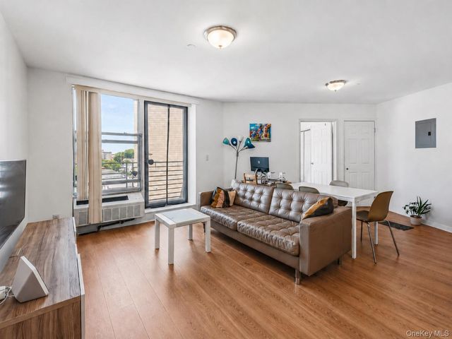 81-15 Queens boulevard 7C, Elmhurst, NY 11373