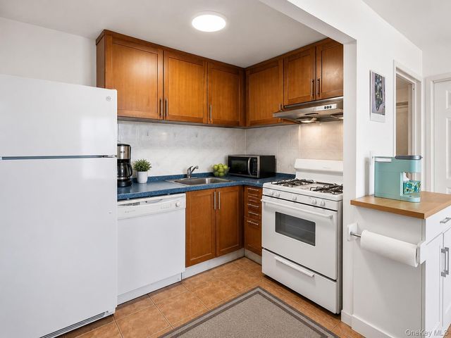 81-15 Queens boulevard 7C, Elmhurst, NY 11373