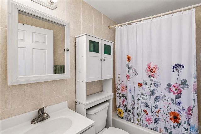 81-15 Queens boulevard 7C, Elmhurst, NY 11373