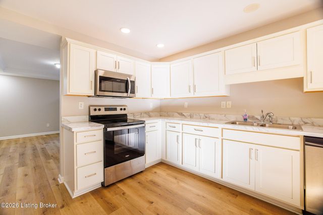 7302 Fox Hollow Way, Louisville, KY 40228