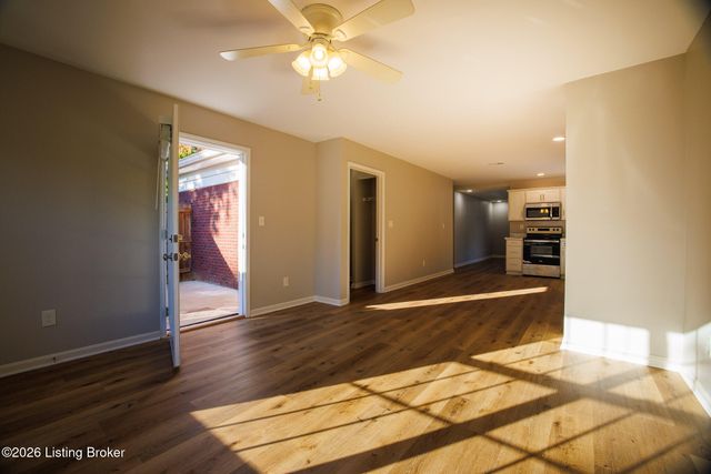 7302 Fox Hollow Way, Louisville, KY 40228