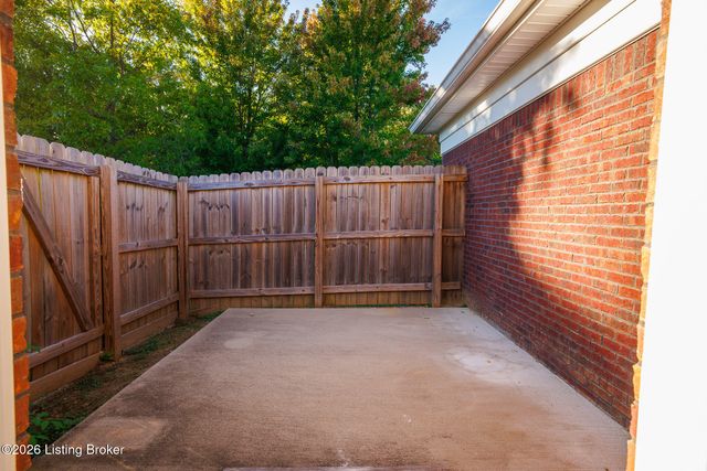 7302 Fox Hollow Way, Louisville, KY 40228