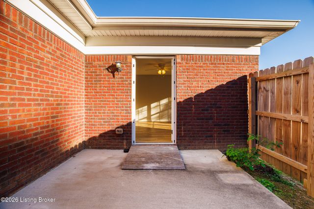 7302 Fox Hollow Way, Louisville, KY 40228