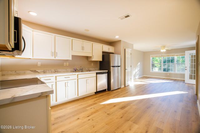 7302 Fox Hollow Way, Louisville, KY 40228