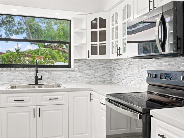 3246 Buchanan St, Hollywood, FL 33021