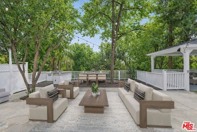 5220 Melvin Avenue, Tarzana (los Angeles), CA 91356
