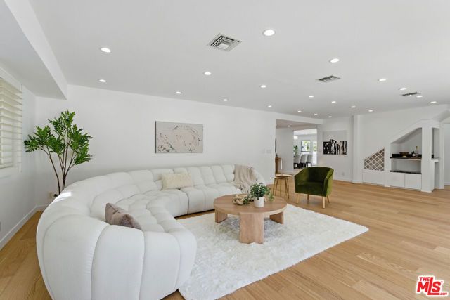 5220 Melvin Avenue, Tarzana (los Angeles), CA 91356