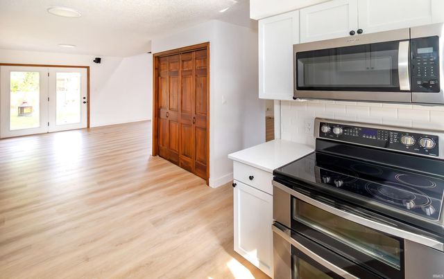 641 Woodbriar Court, Evansville, IN 47715