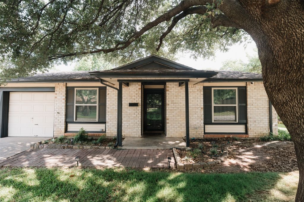 311 Town Creek Drive, Euless, TX 76039 — exterior