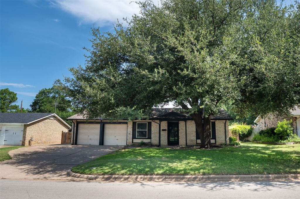 311 Town Creek Drive, Euless, TX 76039 — photo 2