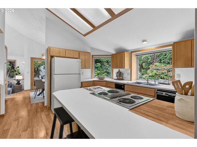 2736 HARLOW Rd, Eugene, OR 97401