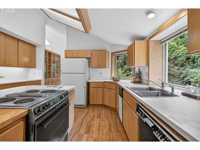 2736 HARLOW Rd, Eugene, OR 97401