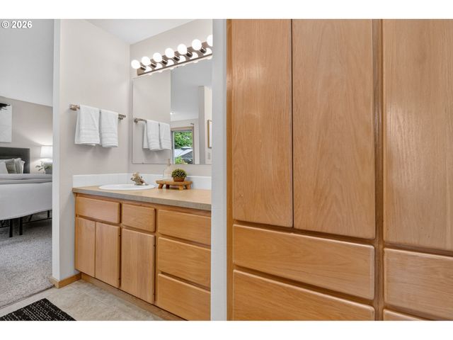 2736 HARLOW Rd, Eugene, OR 97401