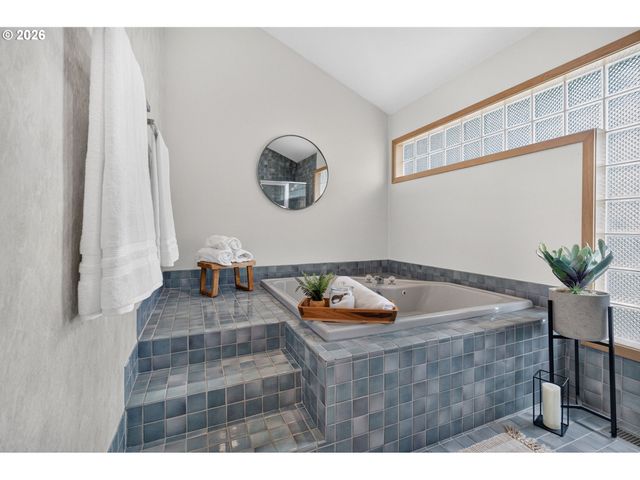 2736 HARLOW Rd, Eugene, OR 97401