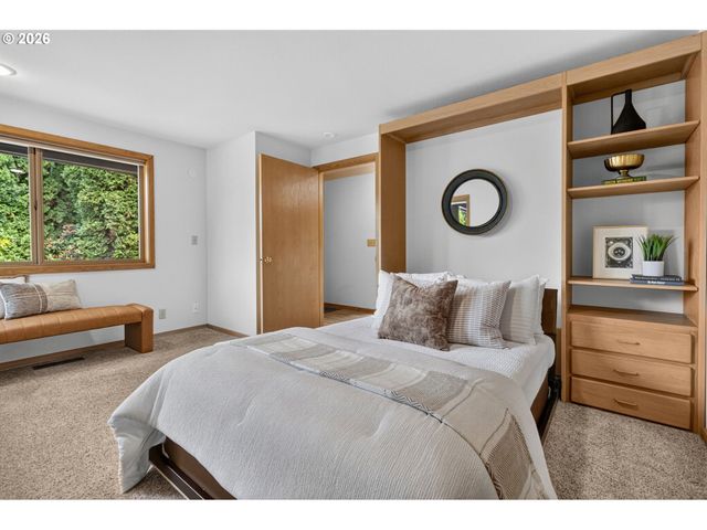 2736 HARLOW Rd, Eugene, OR 97401