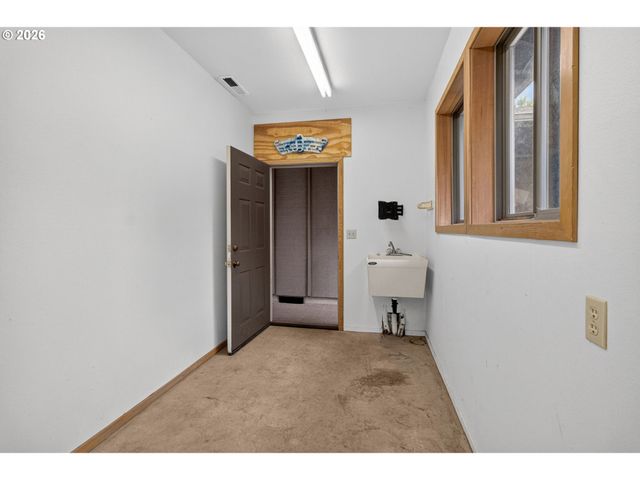 2736 HARLOW Rd, Eugene, OR 97401