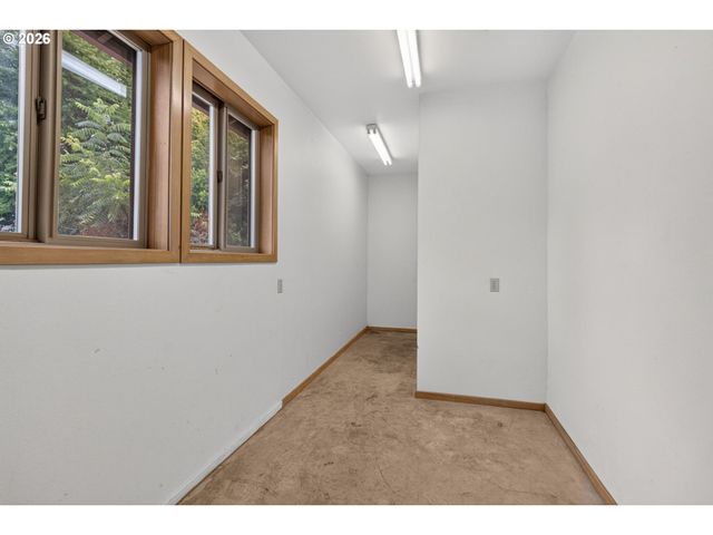 2736 HARLOW Rd, Eugene, OR 97401
