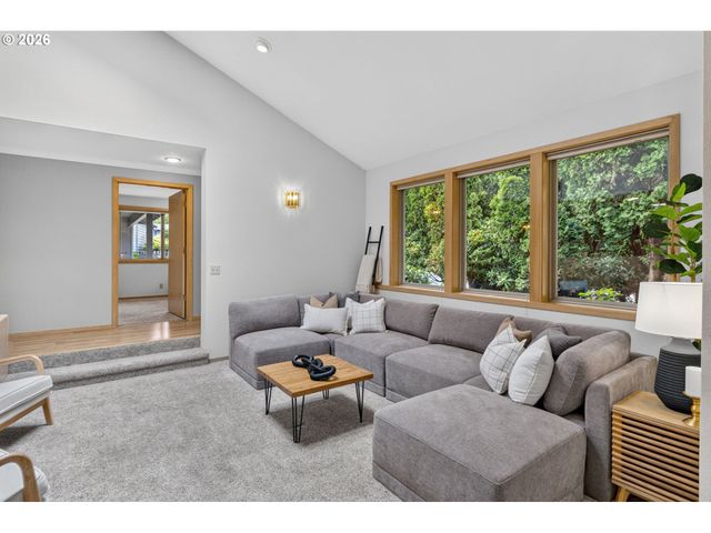 2736 HARLOW Rd, Eugene, OR 97401