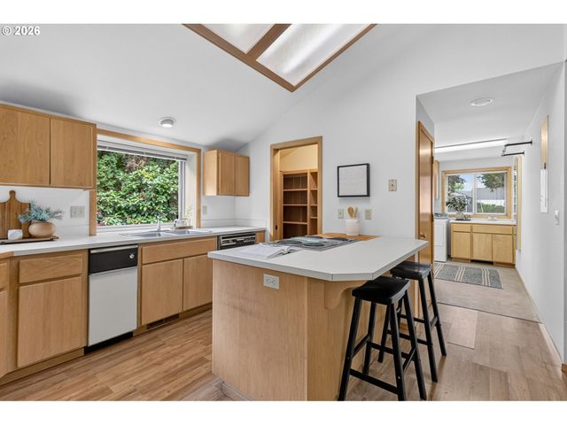 2736 HARLOW Rd, Eugene, OR 97401