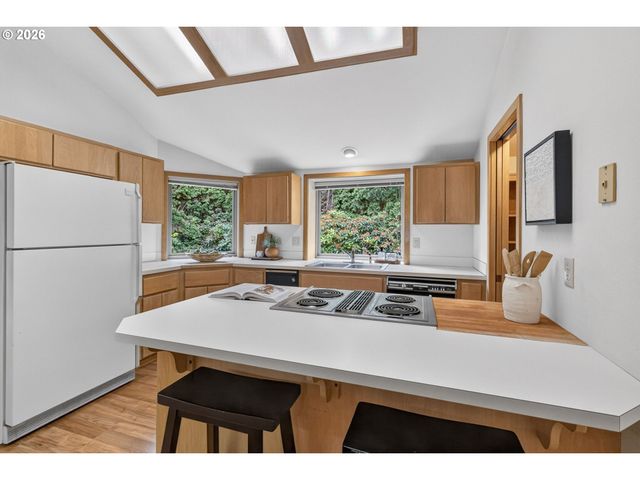 2736 HARLOW Rd, Eugene, OR 97401