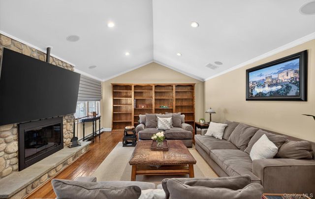 15 Tiber Road, Syosset, NY 11791