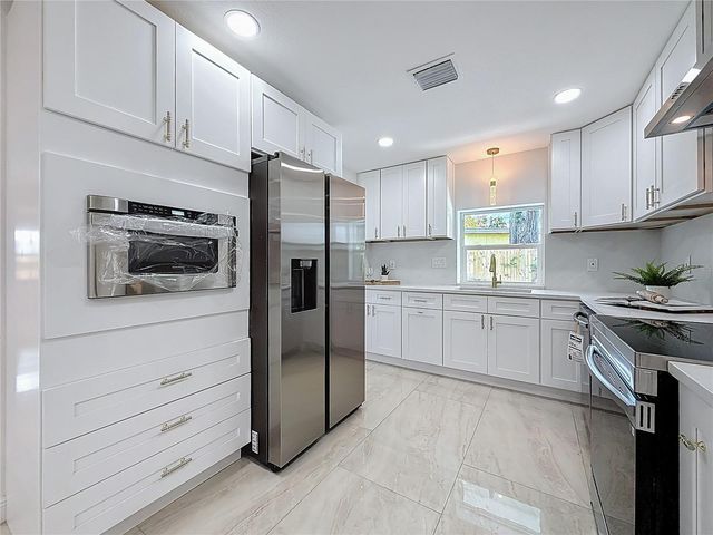 910 ALCAZAR WAY S, St Petersburg, FL 33705