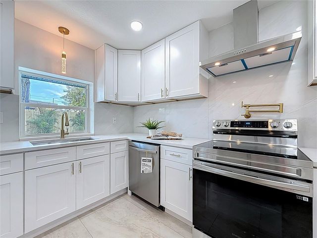 910 ALCAZAR WAY S, St Petersburg, FL 33705