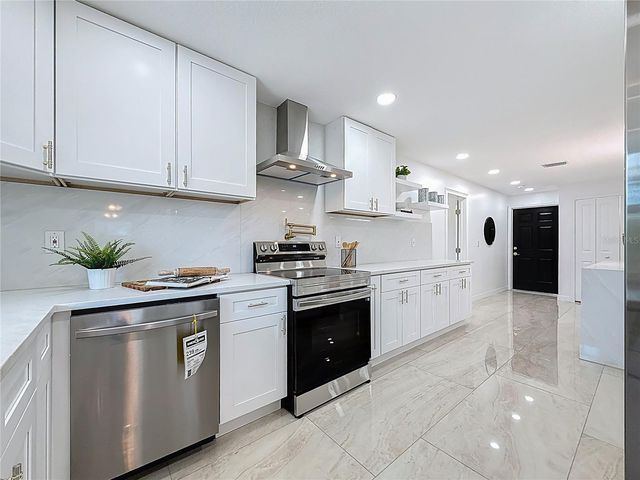 910 ALCAZAR WAY S, St Petersburg, FL 33705