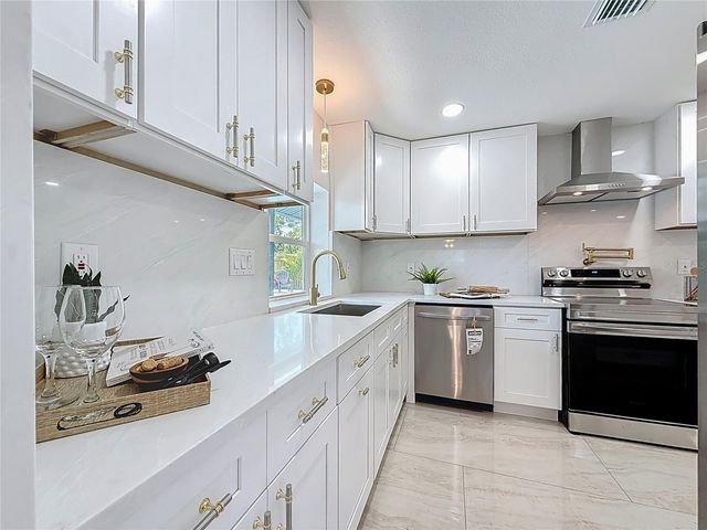 910 ALCAZAR WAY S, St Petersburg, FL 33705